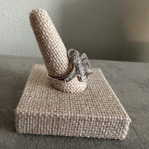 CZ fashion cocktail ring! - Picture 3 of 10